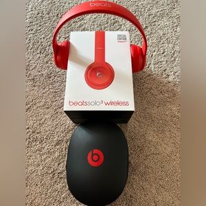 Beats Solo 3, headphones, by Dre and Apple.  Wireless